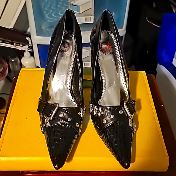 New Red Circle Heels, Sz 8.5, Black, Buckle Design w/Silver Round & Square Studs - Picture 10 of 12